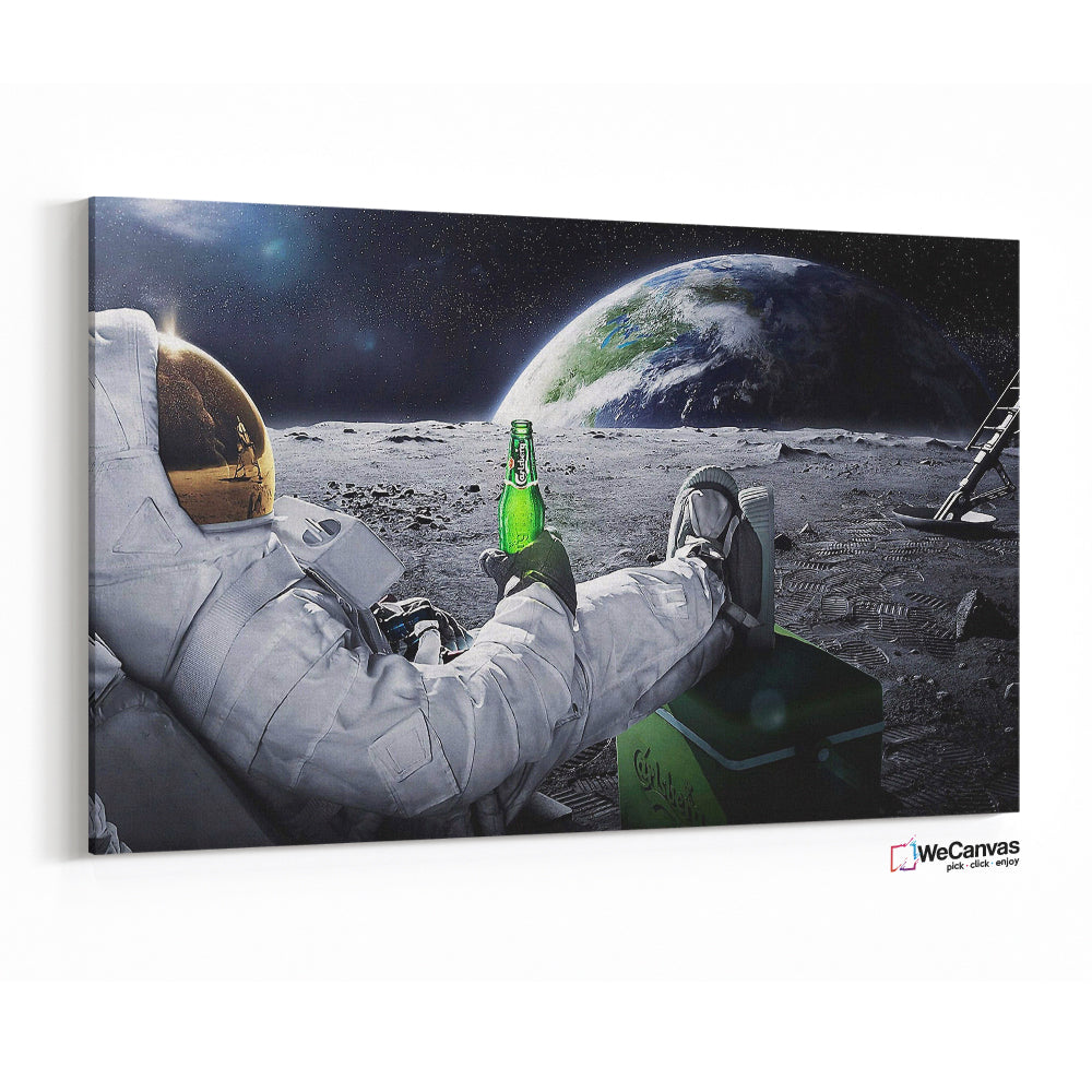 Astronauta tomando cerveza en la luna