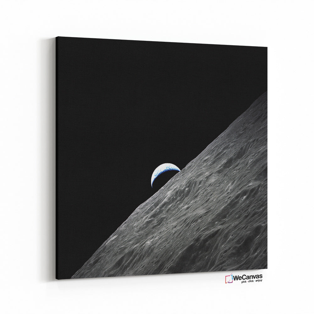 Earth rises above the lunar horizon Apollo 17 Mision