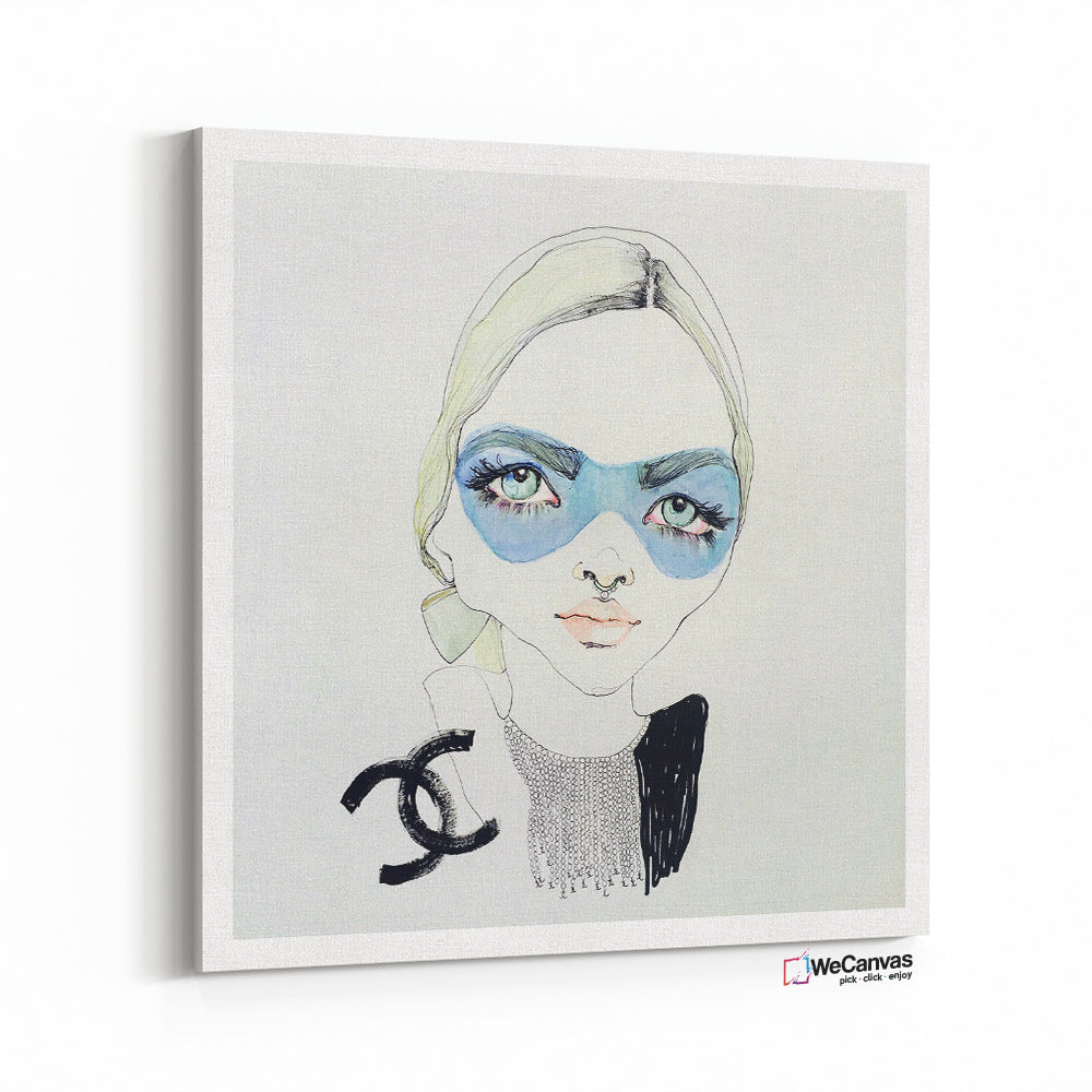 Mujer con antifaz Chanel