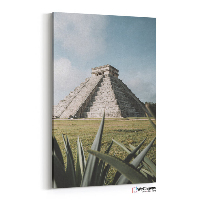 Pirámide en México tras magueyes